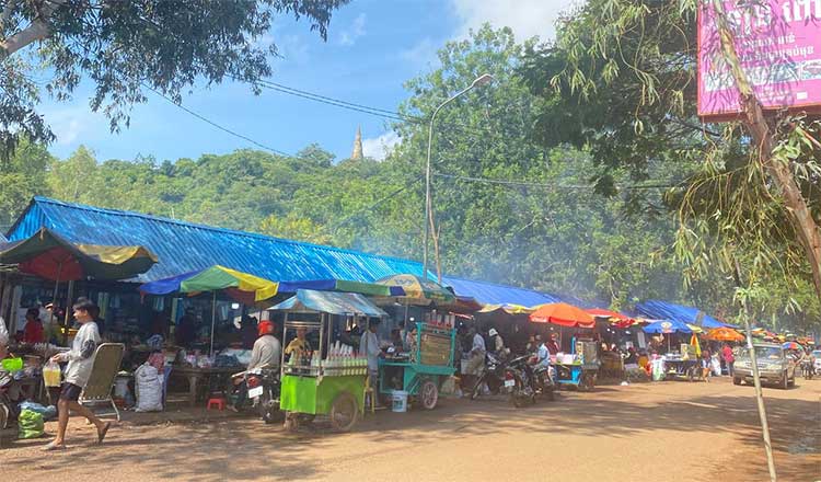 Pchum Ben traffic brings cheers to Phnom Oudong